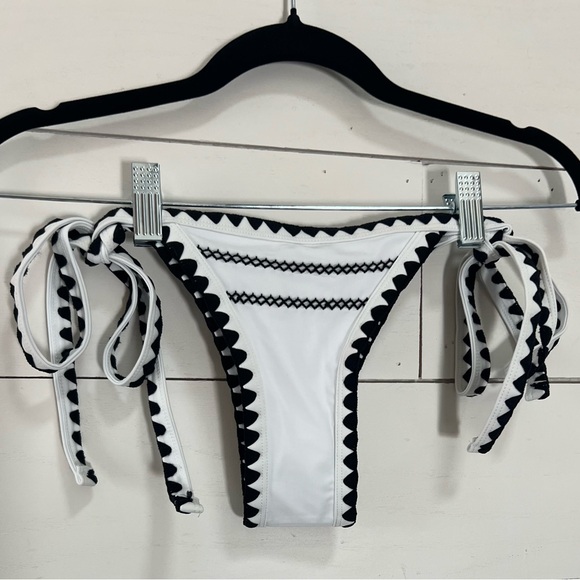 Embroidered Black and White Cheeky Bikini Bottom Tie Sides NWOT size Medium - Picture 5 of 6